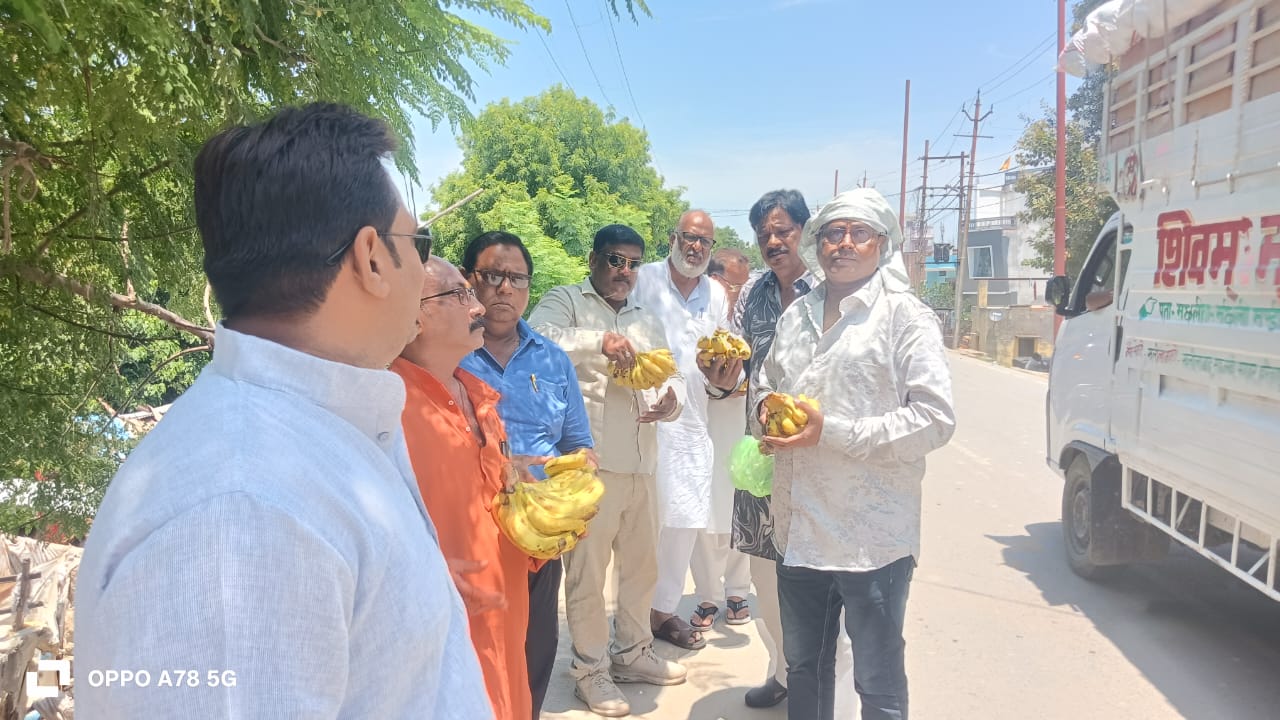 सावन के पावन मंगलवार पर मानवाधिकार संगठन एवं सेवा ट्रस्ट द्वारा फल वितरण कार्यक्रम आयोजित