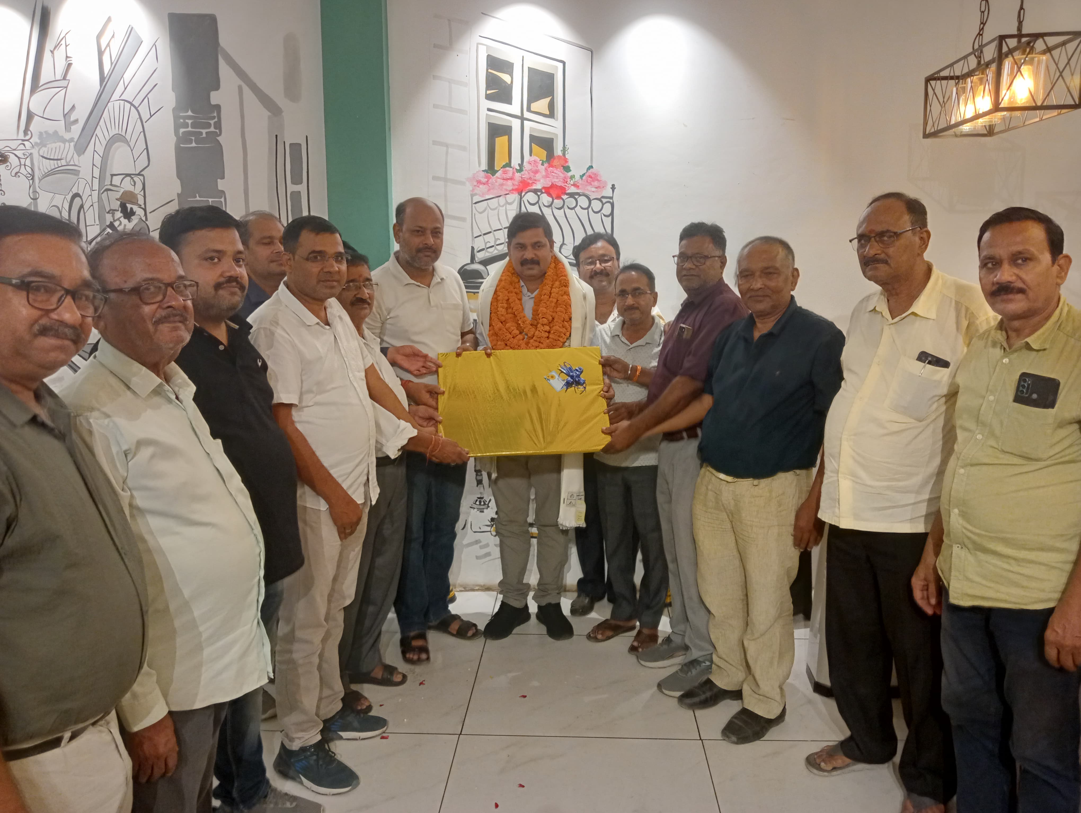 गाजीपुर के दवा व्यापारियों ने ड्रग इंस्पेक्टर श्री बृजेश कुमार मौर्य को दी भावभीनी विदाई