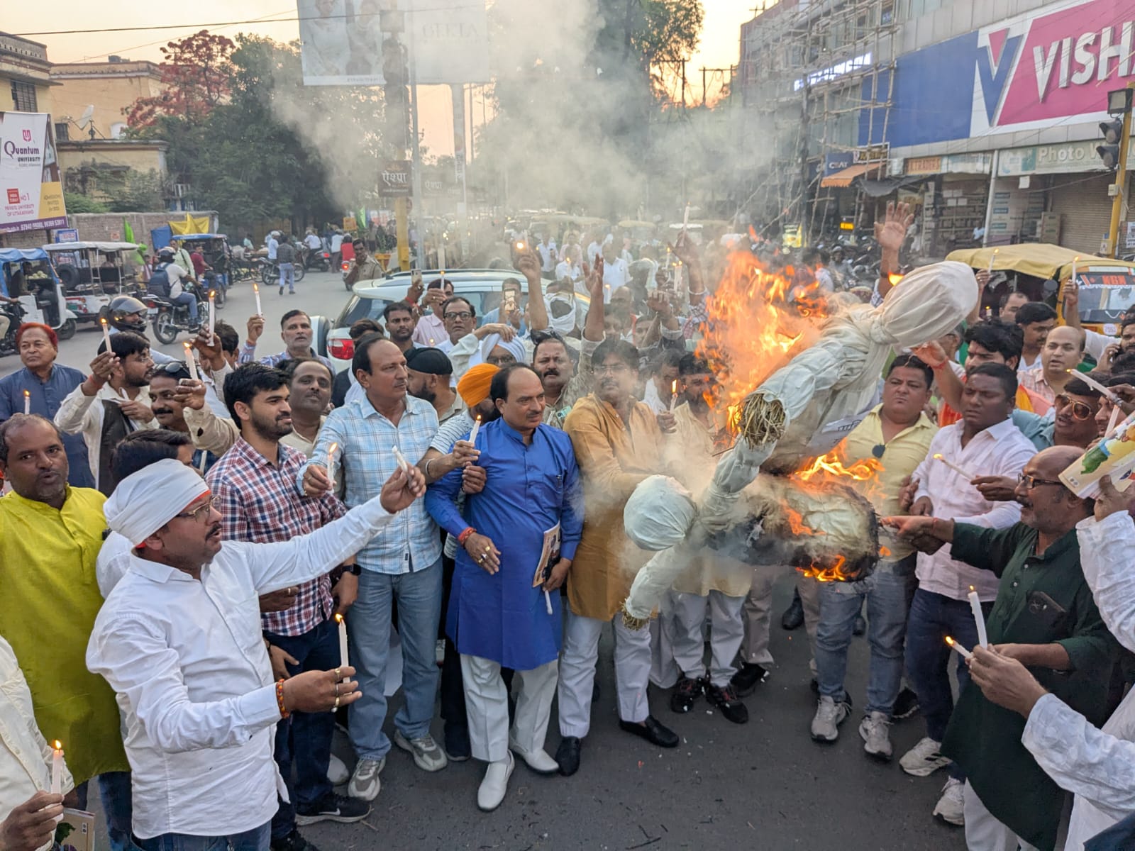 मान्यता प्राप्त पत्रकार समिति ने निकाला कैंडल मार्च, दिवंगत आत्माओं को दी श्रद्धांजलि