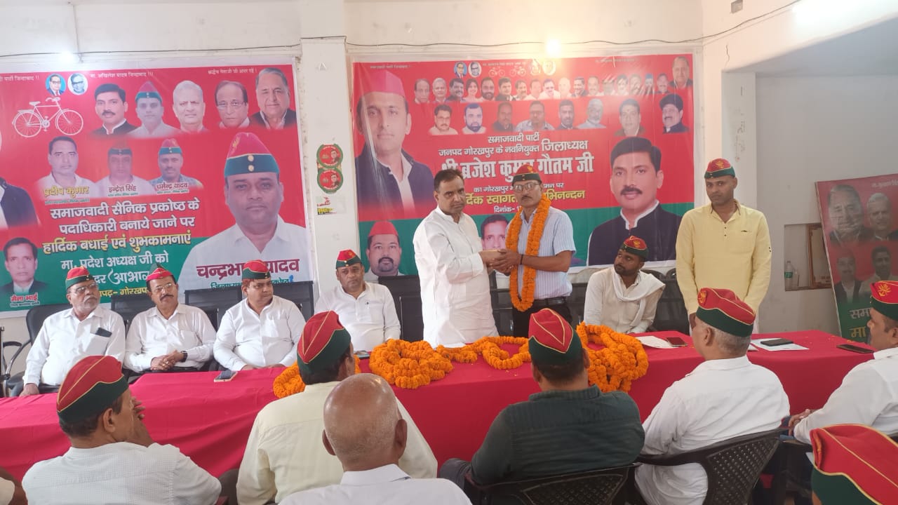 समाजवादी पार्टी सैनिक प्रकोष्ठ के नवनियुक्त महानगर अध्यक्ष दिनेश कुमार का पार्टी के बेतियाहाता स्थित कार्यालय पर पार्टी नेताओं तथा सैनिक प्रकोष्ठ के नेताओं कार्यकर्ताओं द्वारा जोरदार स्वागत
