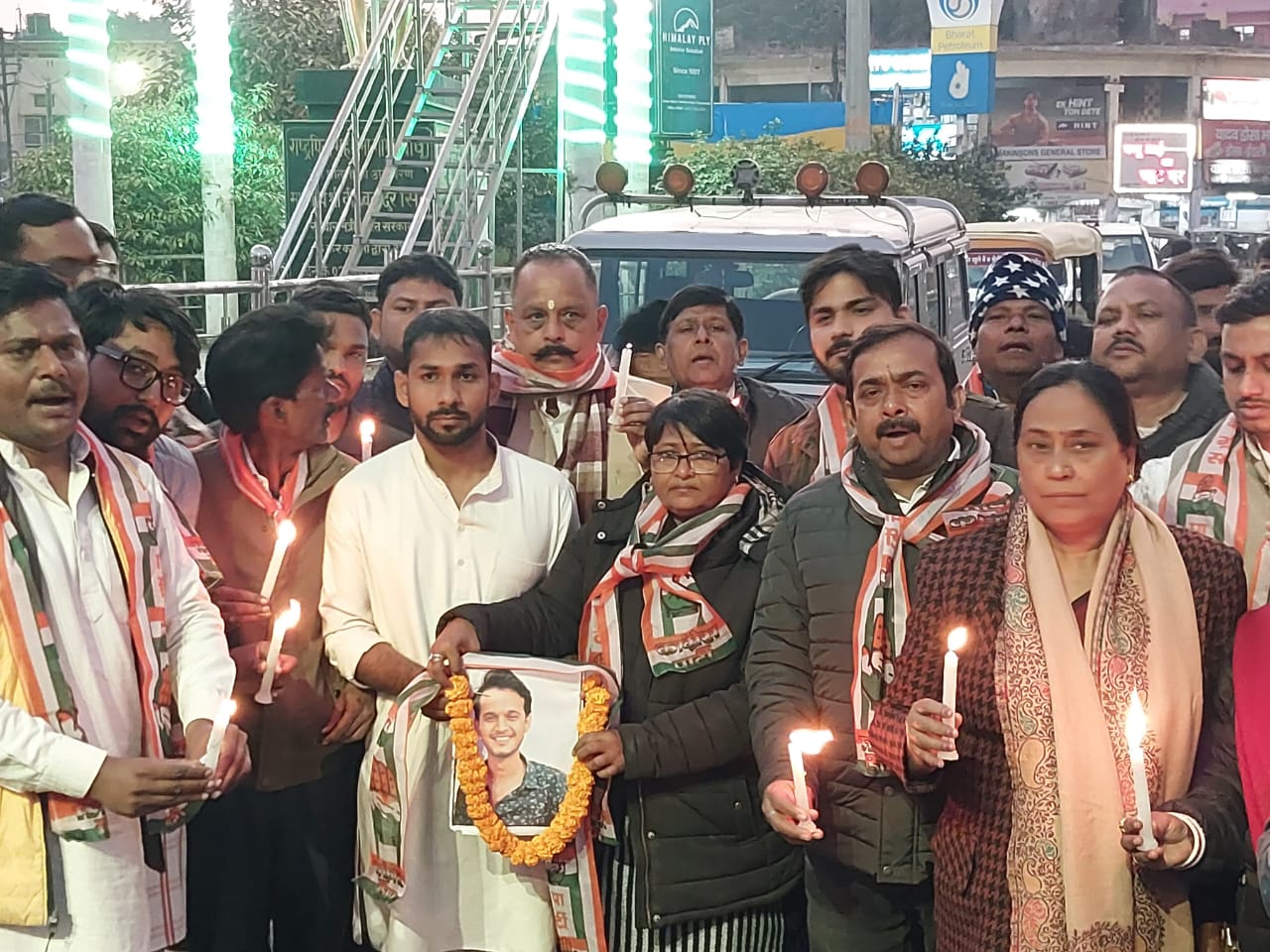 दिसंबर प्रदेश अध्यक्ष के आदेश अनुसार जिला कांग्रेस कमेटी के नेतृत्व में गोलघर गांधी प्रतिमा से इंदिरा गांधी की मूर्ति तक कैंडल मार्च किया