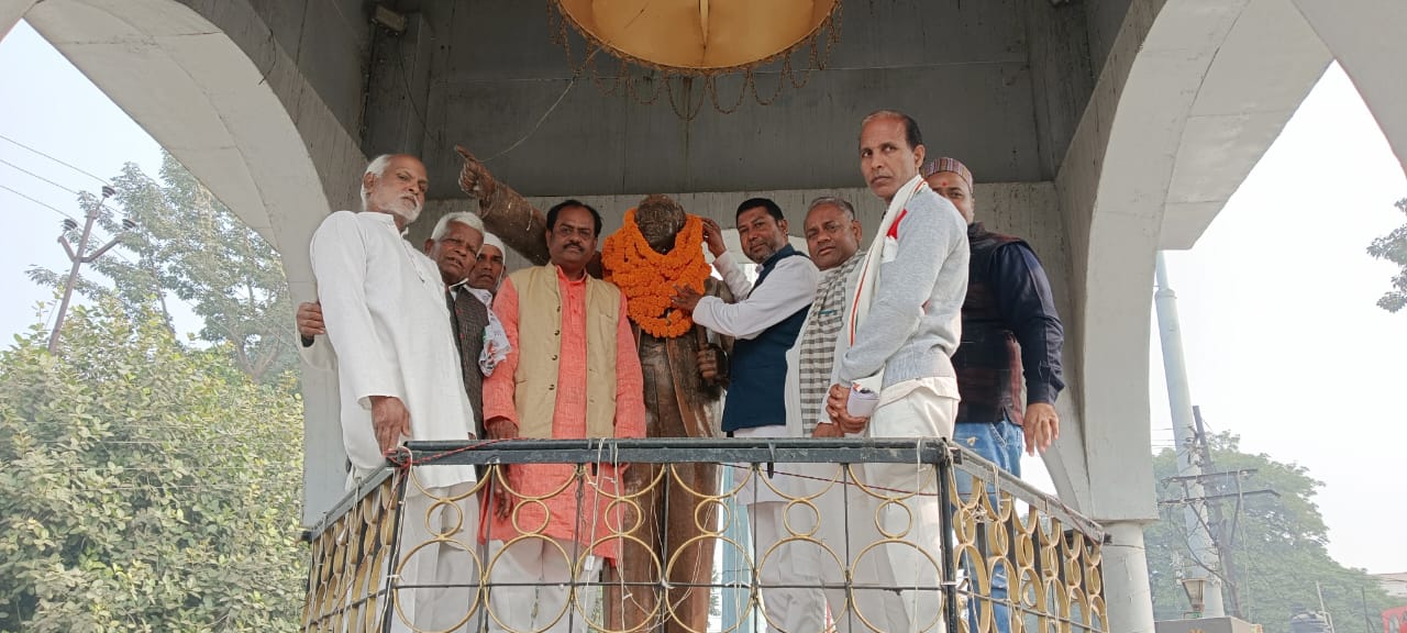 आज दिनांक 26 नवंबर को संविधान दिवस के शुभ अवसर पर अखिल भारतीय कांग्रेस कमेटी के निर्देश पर 26 नवंबर से  26 जनवरी तक राष्ट्रीय संविधान रक्षक अभियान चलाया जाएगा यह अभियान पूरे 60 दिन तक चलेगा