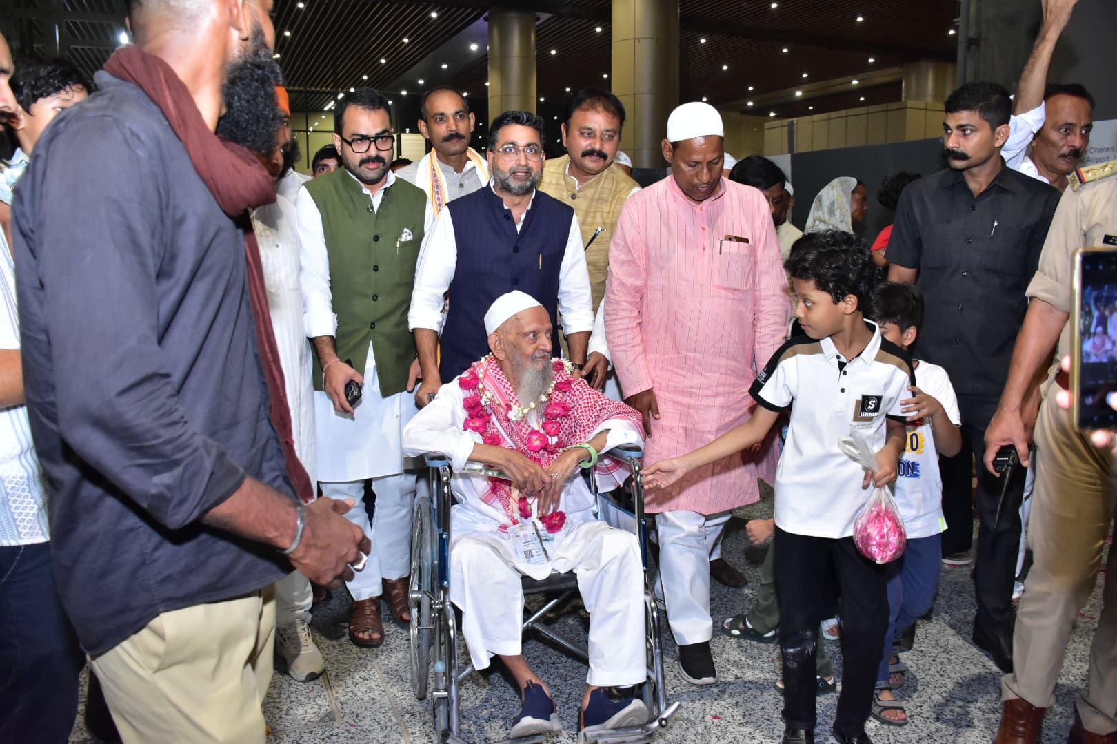 हज यात्रियों की पहली वापसी उड़ान पहुंची लखनऊ, राज्य मंत्री दानिश आज़ाद अंसारी ने किया स्वागत