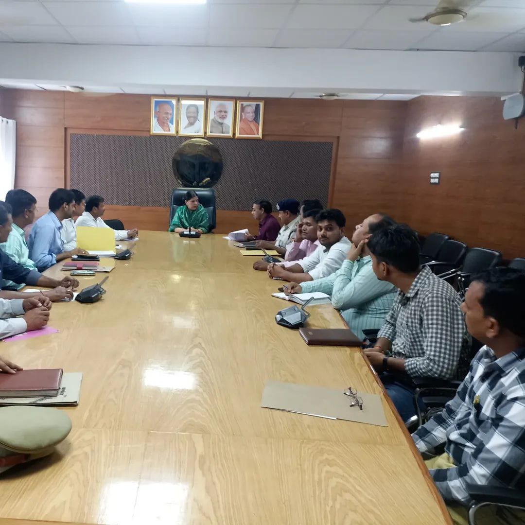 उ० प्र० राज्य महिला आयोग की उपाध्यक्षया श्रीमती चारु चौधरी ने सर्किट हाउस में  अधिकारियों संग ली समीक्षा बैठक