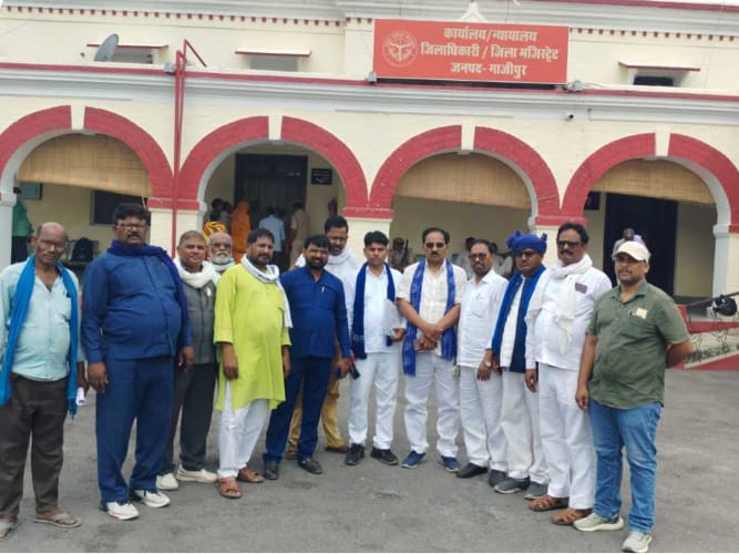अंधऊ क्षेत्र में ध्वस्तीकरण को लेकर डीएम से मिला बसपा प्रतिनिधिमंडल, सौंपा 11 सूत्रीय मांग पत्र