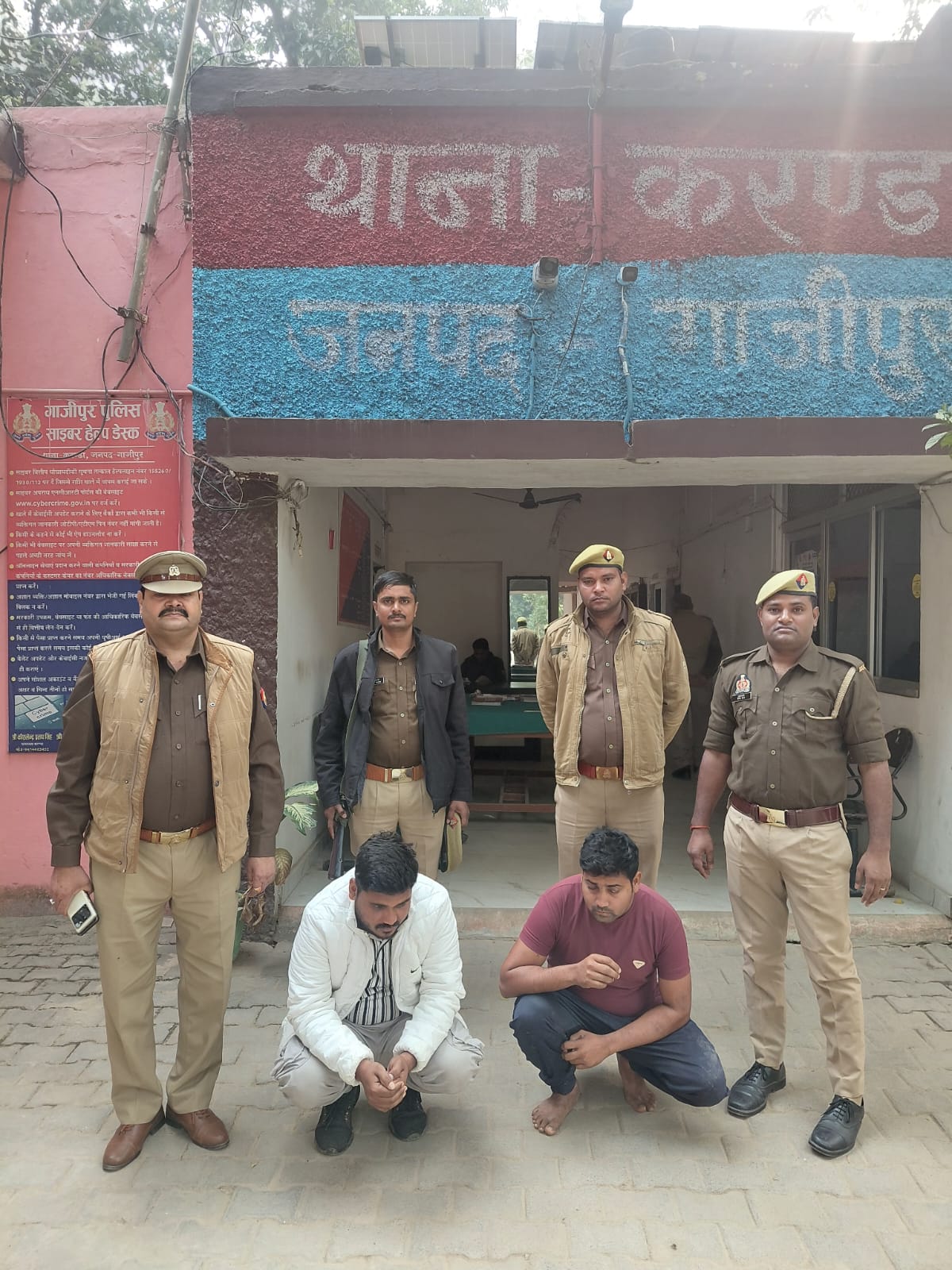 जुए के अड्डे पर पुलिस की छापेमारी, दो जुआरी रंगेहाथ गिरफ्तार
