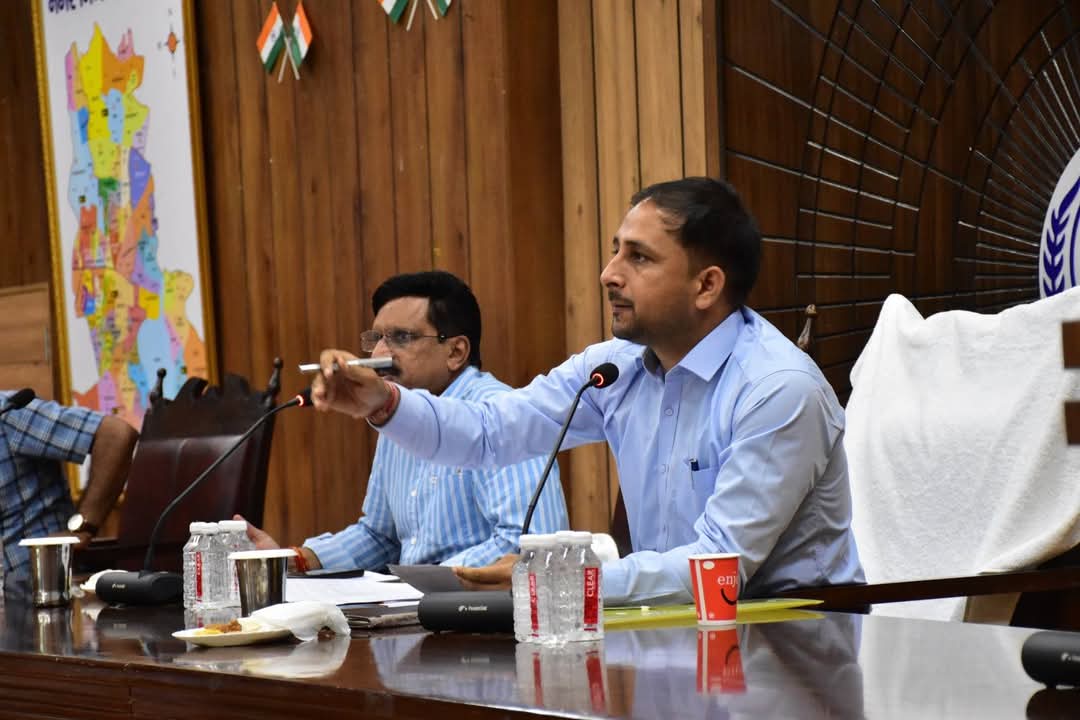 नगर निगम गोरखपुर आज दिनांक 15 मई को डॉक्टर मंगलेश श्रीवास्तव मेयर व नगर आयुक्त के समक्ष समस्त वार्ड पार्षद जनों ने अपने-अपने वार्ड के समस्याओं को बताया