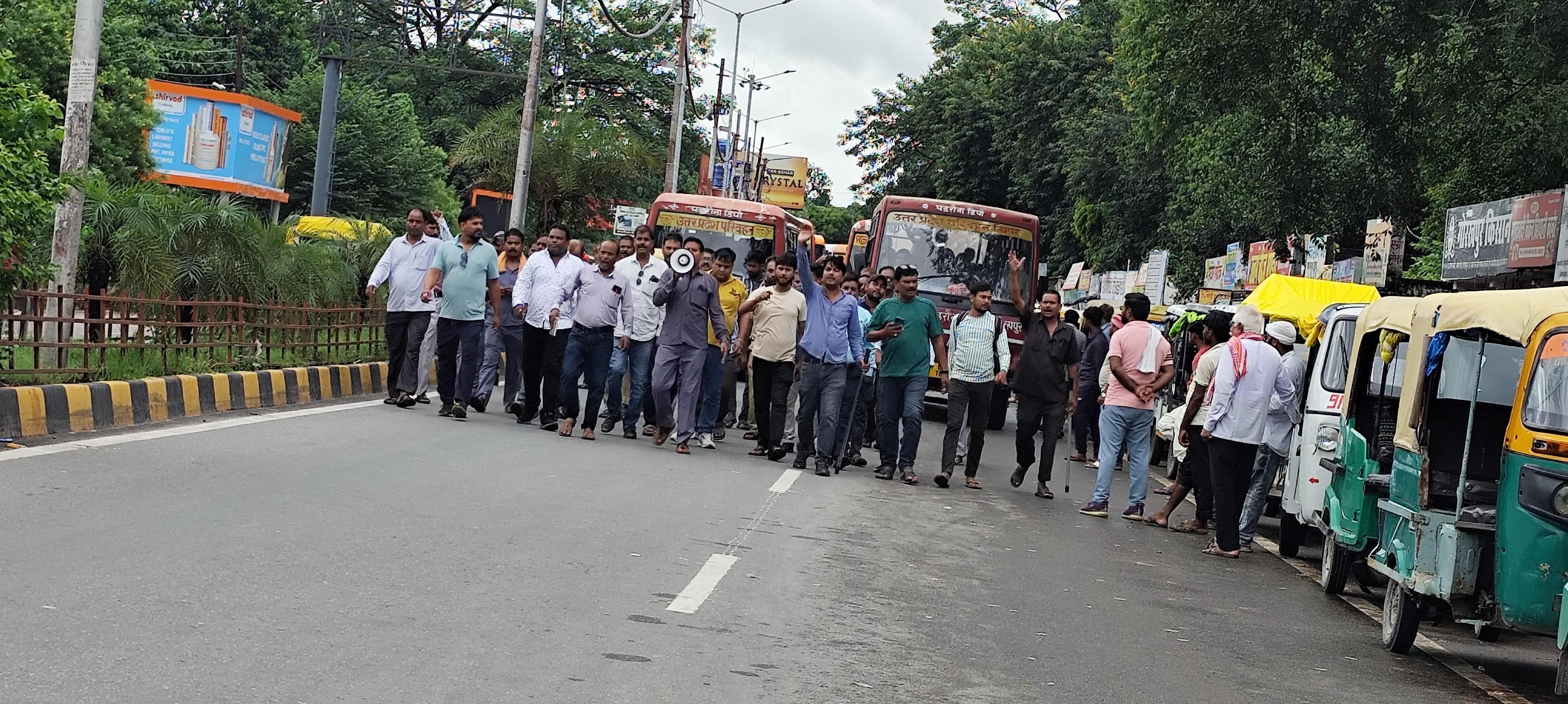 रेलवे बस स्टैंड पर रोडवेज कर्मियों ने लगाए नारे, बस स्टैंड से लेकर यूनिवर्सिटी चौराहा, यूनिवर्सिटी चौराहा से लेकर जिला अधिकारी कार्यालय के समक्ष लगे मुर्दाबाद के नारे