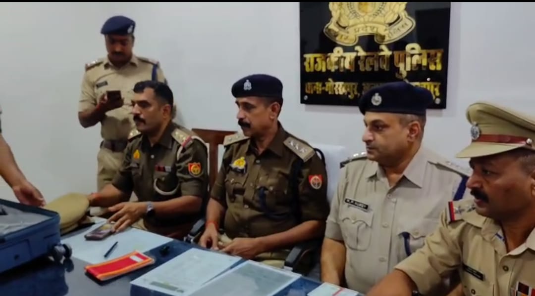 गोरखपुर जीआरपी ने वैशाली एक्सप्रेस से पकड़ा युवक, एक करोड़ रुपये की नकदी बरामद, आयकर विभाग जांच में जुटा