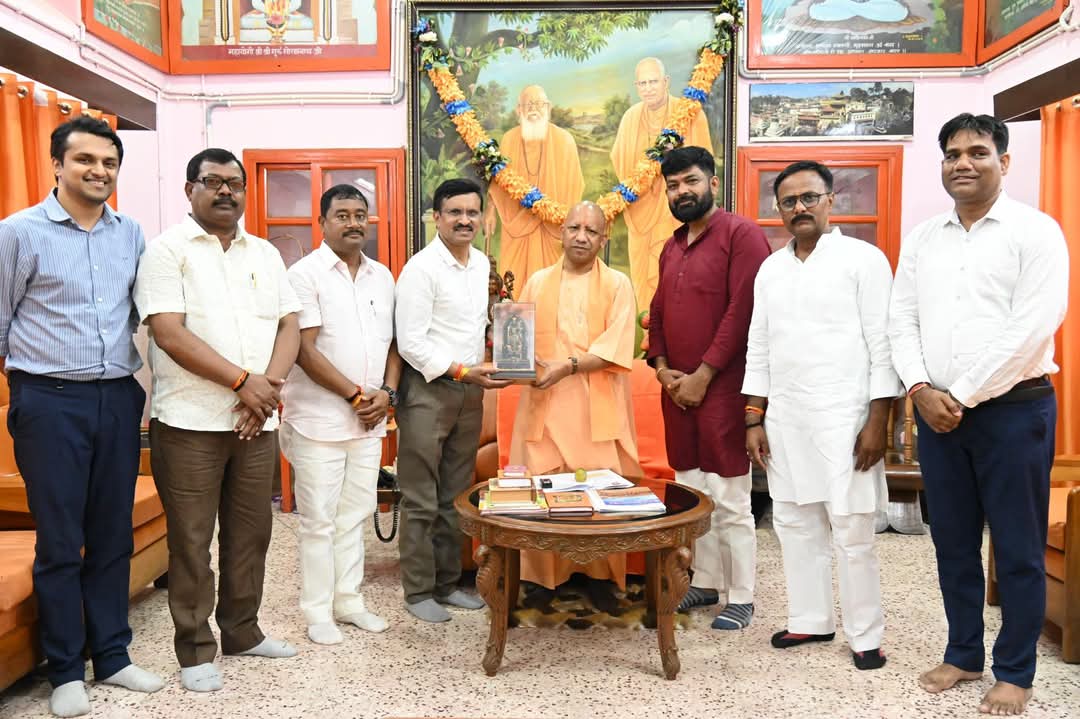 महापौर डॉ० मंगलेश श्रीवास्तव अपने दो वर्ष पूर्ण होने पर मुख्यमंत्री की मुलाकात*