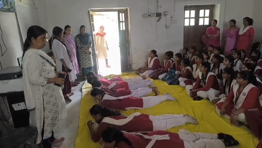 भगवती प्रसाद कन्या इंटर कॉलेज गोरखपुर में हुआ युद्ध से बचाव के लिए मॉक ड्रिल का आयोजन