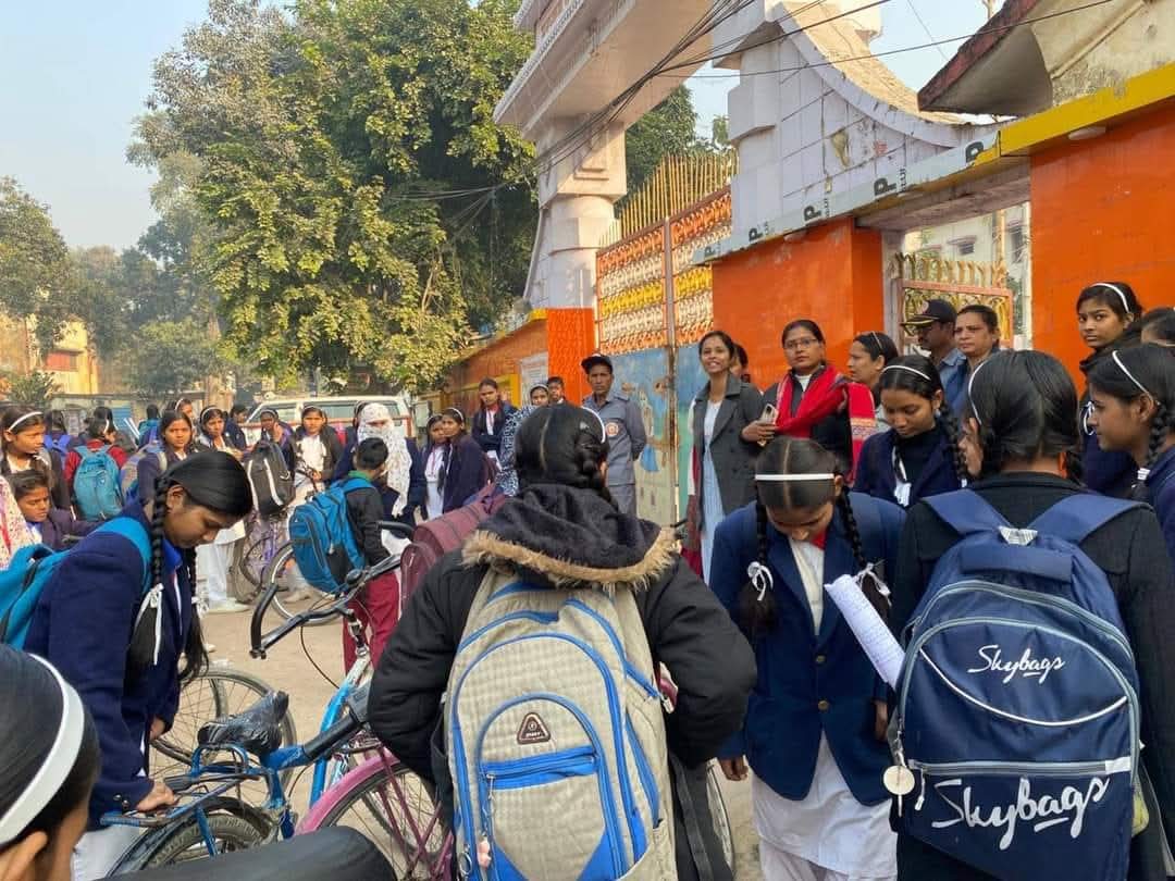 महाराणा प्रताप बालिका इण्टरमीडिएट कालेज सिविल लाइंस गोरखपुर के अदूरदर्शी, गैरजिम्मेदाराना व तानाशाहीपूर्ण रवैए के कारण विद्यालय में कुछ मिनट देर से पहुंची बच्चियों का जीवन संकट में पड़ सकता है।
