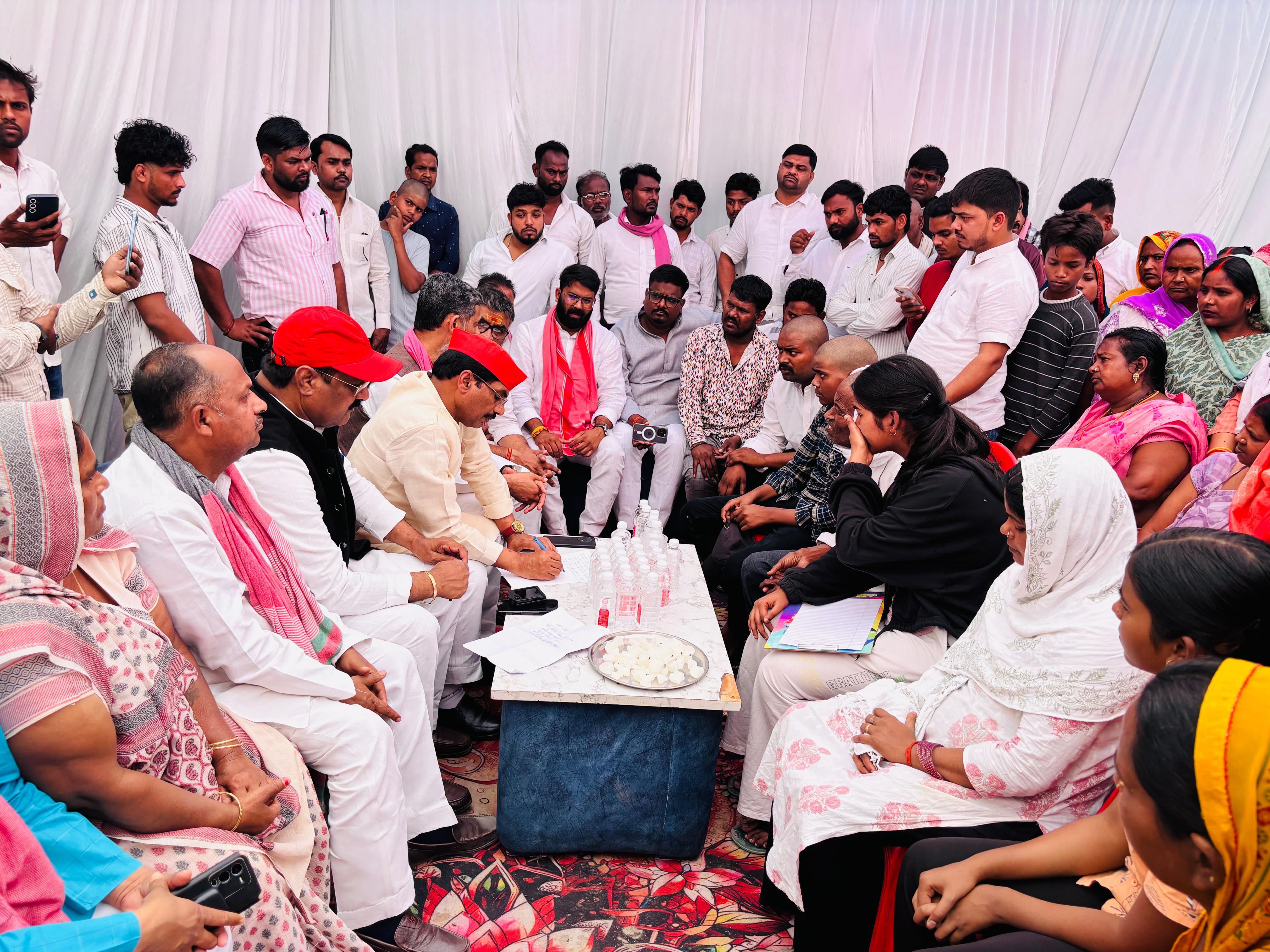 गोरखपुर हत्याकांड: पीड़ित परिवार से मिला सपा का प्रतिनिधिमंडल, अखिलेश यादव के निर्देश पर न्याय की हुंकार