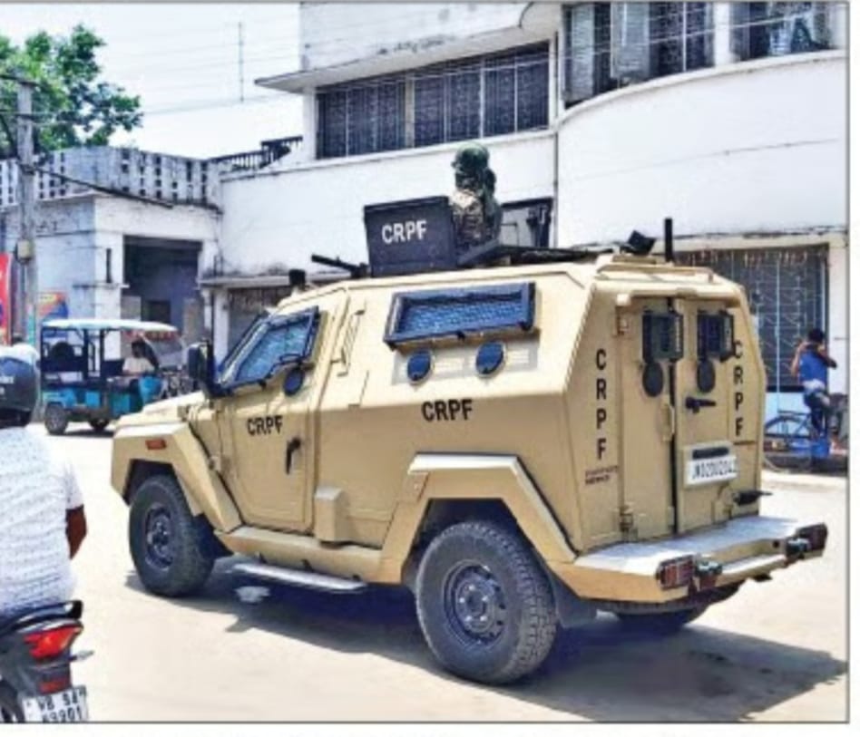 पश्चिम बंगाल चुनाव: सड़कों पर बख्तरबंद गाड़ियाँ, उठे सवाल— "ये चुनाव है या पुलवामा?" तमिलनाडु से हो रही तुलना