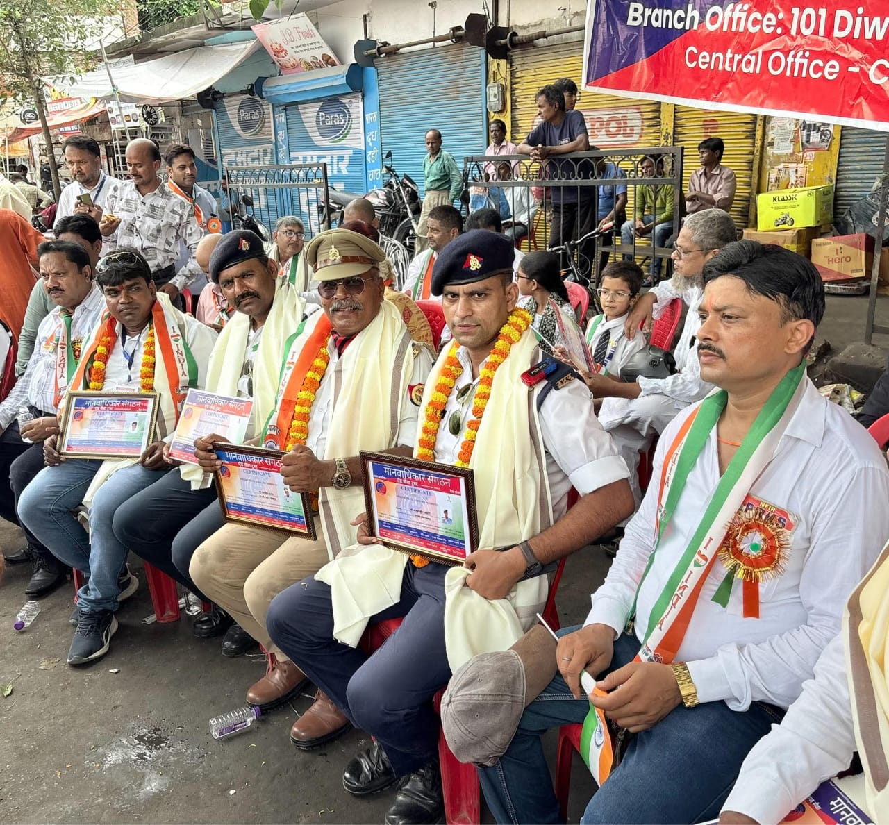 स्वतंत्रता दिवस की शुभअवसर पर मानवाधिकार संघठन टीम के द्वारा सम्मानित किया गया