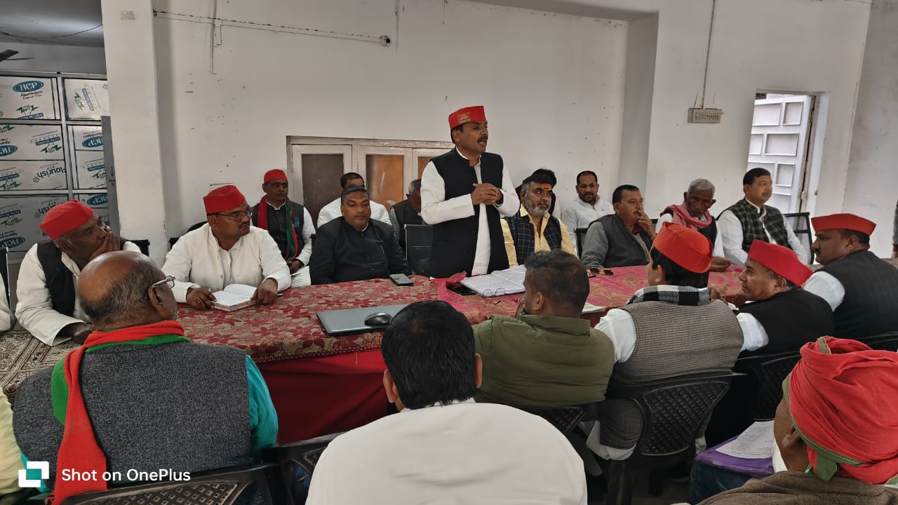 जिला समाजवादी पार्टी की मासिक बैठक पार्टी के जिलाध्यक्ष ब्रजेश कुमार गौतम की अध्यक्षता में पार्टी के बेतियाहाता स्थित कार्यालय पर हुई संचालन जिला महासचिव रामनाथ यादव ने किया बैठक को संबोधित