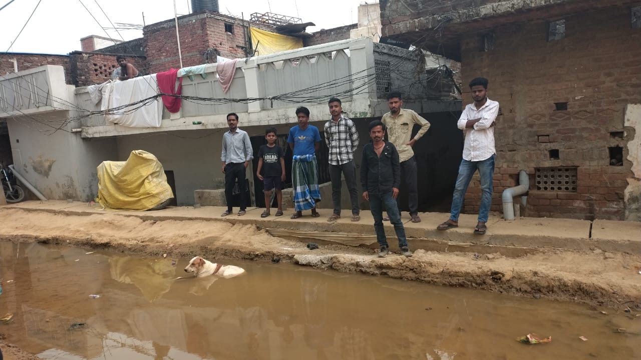 अहमदनगर चक्शा हुसैन भट्ठा एरिया के निवासी परेशान आपको अवगत करा दें की चक्शा हुसैन पछपेड़वा मे कई महीने से जल निगम का कार्य चल रहा है एक तरफ विकास की लहर है तो दूसरी तरफ वार्ड मे कहीं जगह रोड पर नालियों के पानी एकत्र हैं