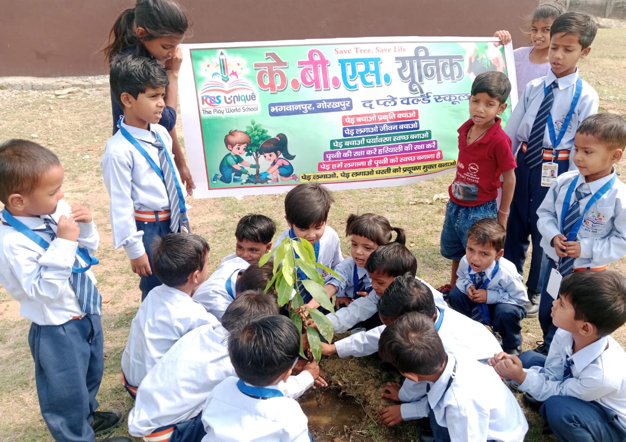 के.बी.एस. यूनिक स्कूल के नौनिहाल बच्चों ने किया पौधारोपण