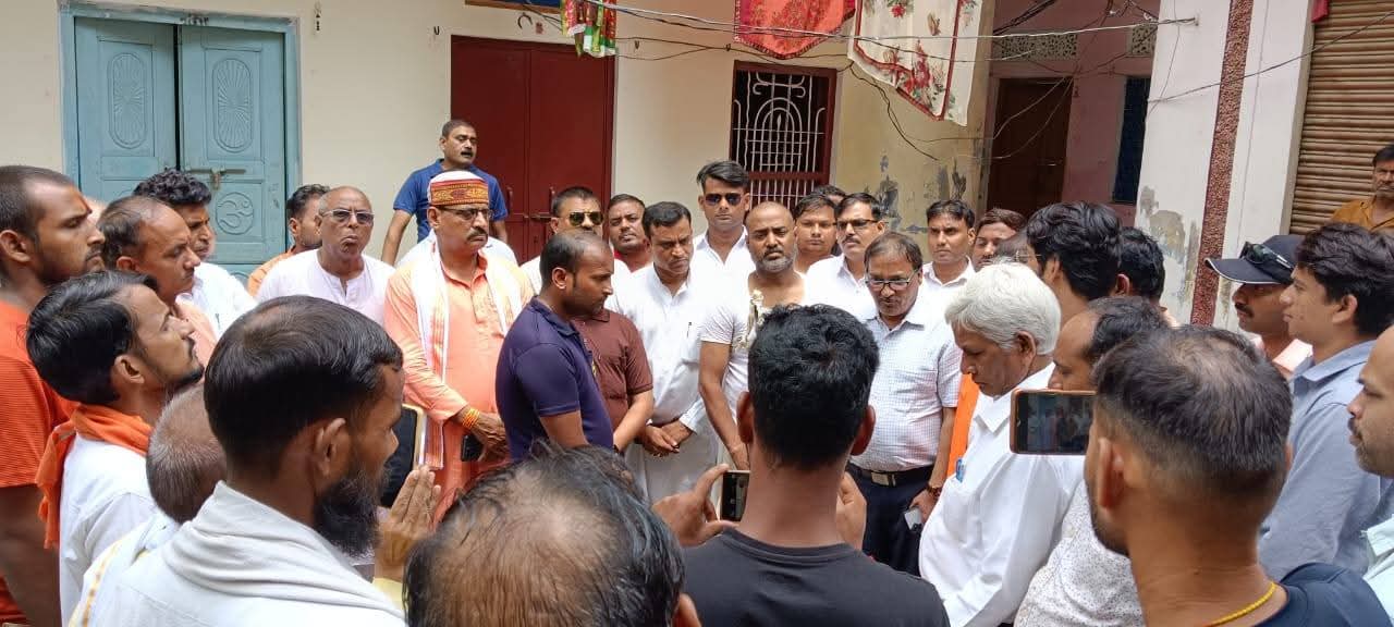 गाज़ीपुर आदित्य वर्मा के पीड़ित परिवार से मिला आल इंडिया स्वर्णकार समाज एसोसिएशन एवं व्यापार मण्डल.... विगत दिनों सनाबीम स्कूल मे हुए आदित्य वर्मा के हत्या के विरोध मे प्रदेश अध्यक्ष पृथ्वीपाल सिंह स्वर्णकार एवं प्रदेश महामंत्री अविनाश वर्मा. पीड़ित परिवार से मिले.