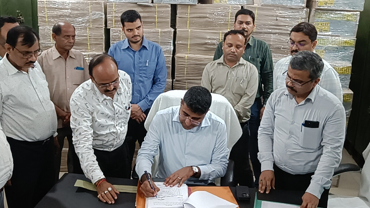 नवागत जिलाधिकारी दीपक  मीणा पदभार किए ग्रहण