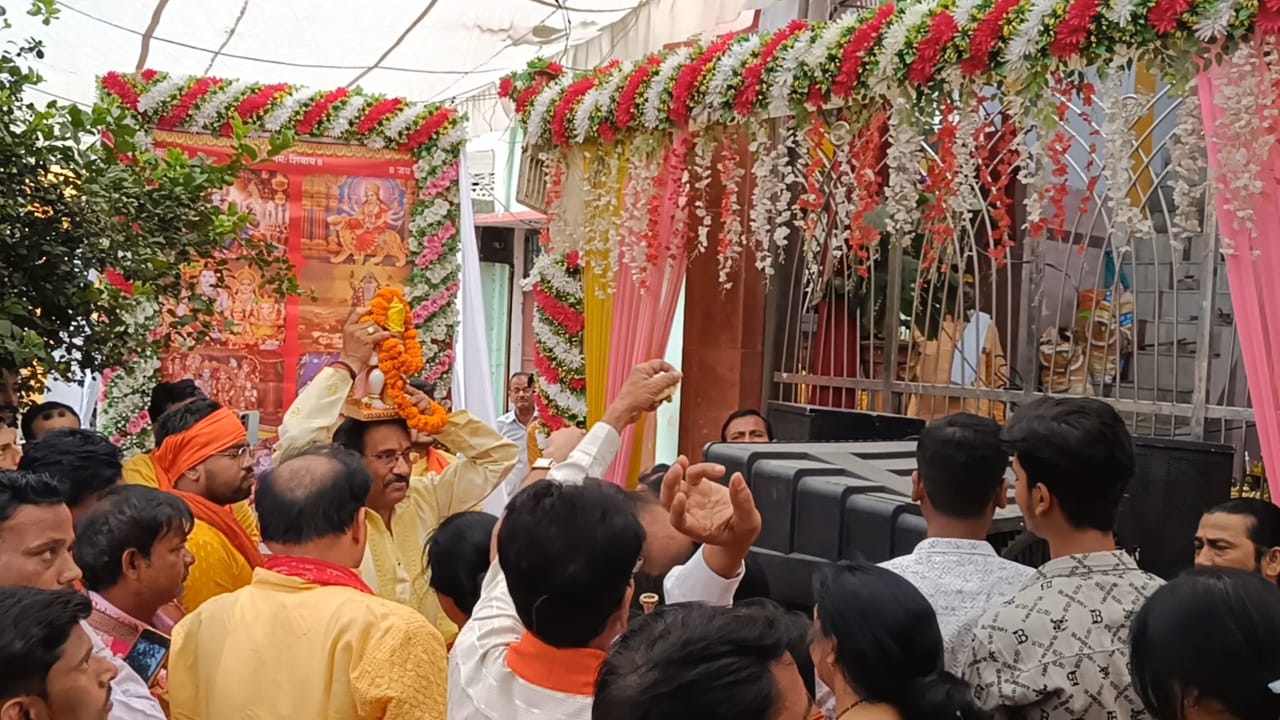 प्राचीन शिव और दुर्गा मंदिर मुफ्तीपुर कुम्हार टोला से भव्य कलश यात्रा निकली गई*