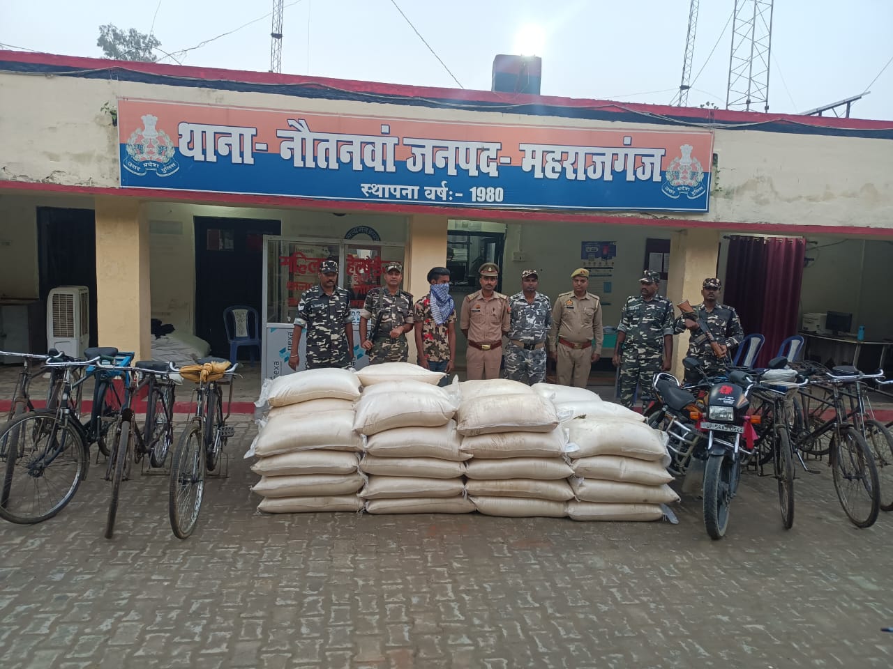 तस्करी का 54 बोरी चावल सहित 8 साइकिल और 1 मोटरसाइकिल बरामद एक तस्कर गिरफ्तार
