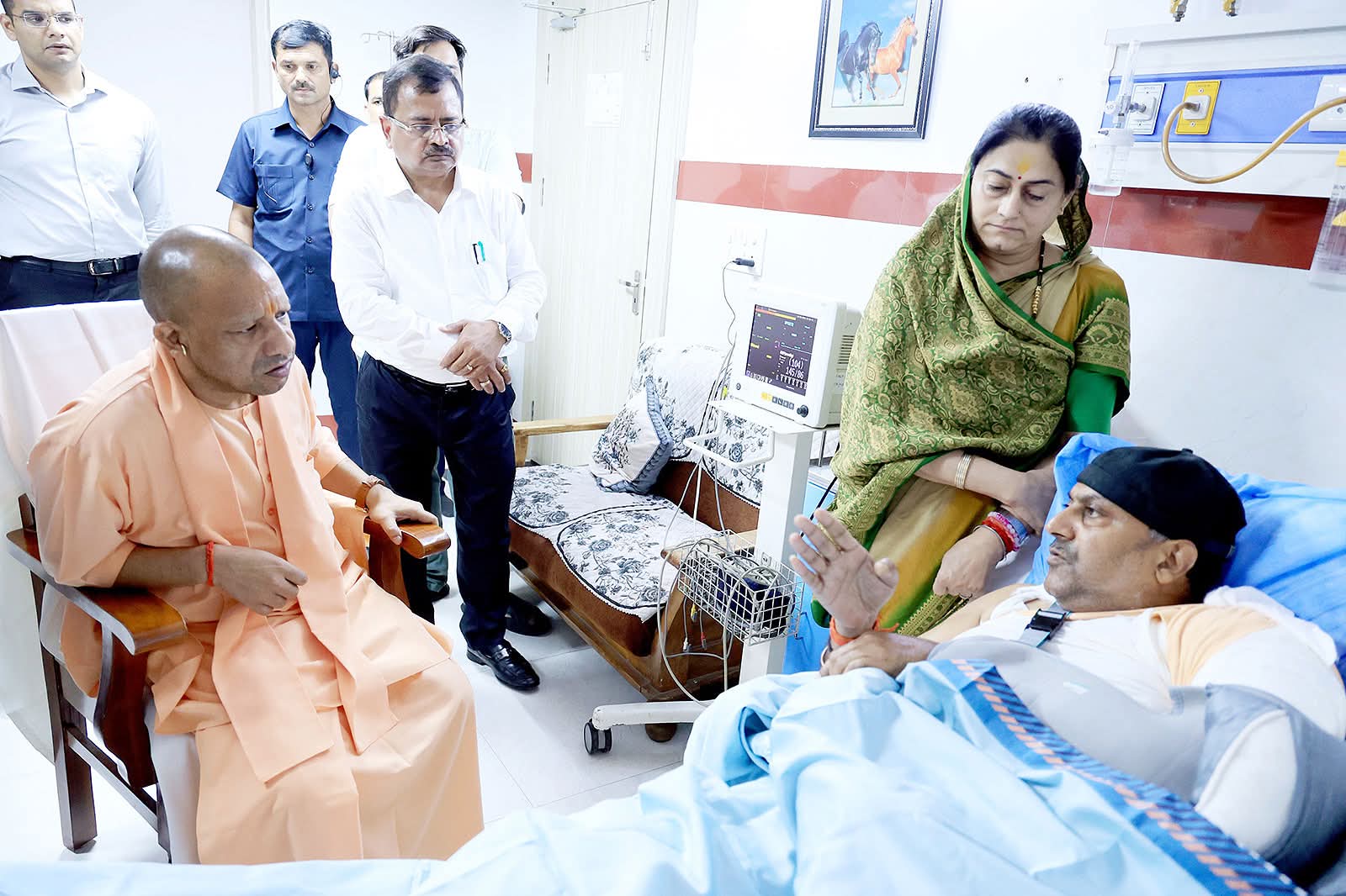 मुख्यमंत्री योगी आदित्यनाथ ने सड़क दुर्घटना में घायल हुए कैम्पियरगंज विधान सभा क्षेत्र, जनपद गोरखपुर के  विधायक फतेह बहादुर सिंह  का आज लखनऊ स्थित के. के. अस्पताल पहुंचकर कुशल-क्षेम जाना।