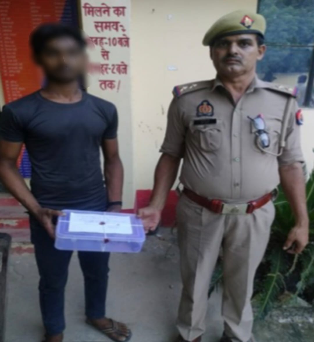 कासिमाबाद पुलिस का शिकंजा, अवैध तमंचा और कारतूस संग शातिर गिरफ्तार