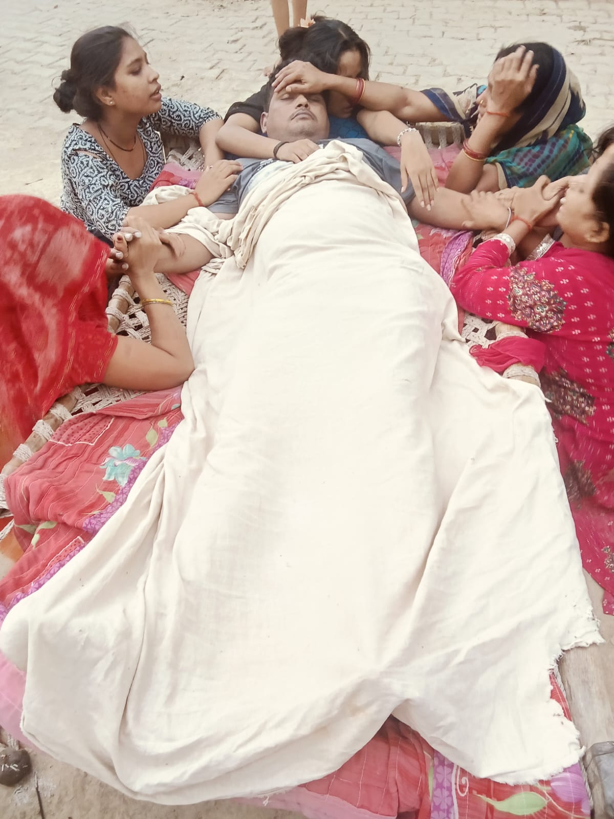 पंखे का प्लग लगाते समय करंट लगने से युवक की मौत, बिजली विभाग पर लापरवाही का आरोप