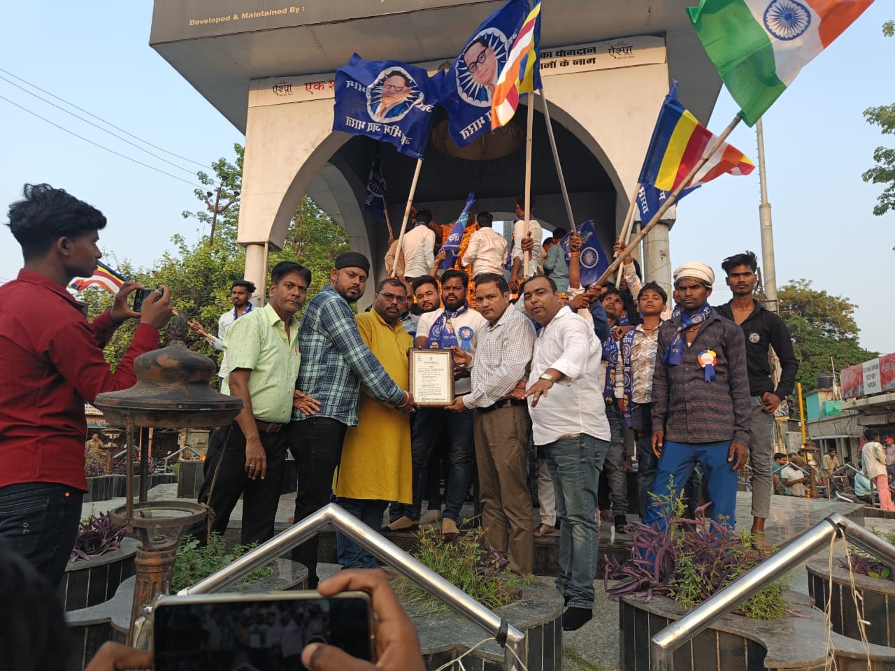 अंबेडकर जयंती के अवसर पर इंडियन ह्यूमन राइट्स आर्गेनाईजेशन ने भारतीय संविधान की प्रतिलिपि भेट स्वरूप सम्मान दिया