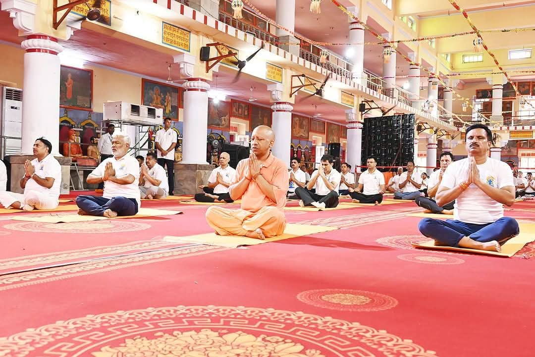 11 वें अंतराष्ट्रीय योग दिवस के अवसर पर मा० मुख्यमंत्री योगी आदित्यनाथ जी ने श्री गोरखनाथ मंदिर में योगाभ्यास किया
