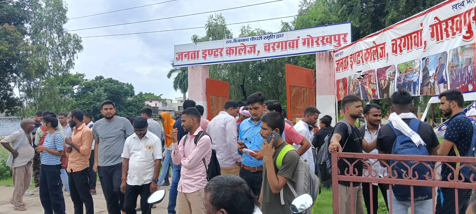 गोरखपुर में पुलिस भर्ती की परीक्षा आज से शुरू गोरखपुर के चरगावा में स्थित जनता इंटर कालेज में सैकड़ों की संख्या में विद्यार्थी हुवे उपस्थित