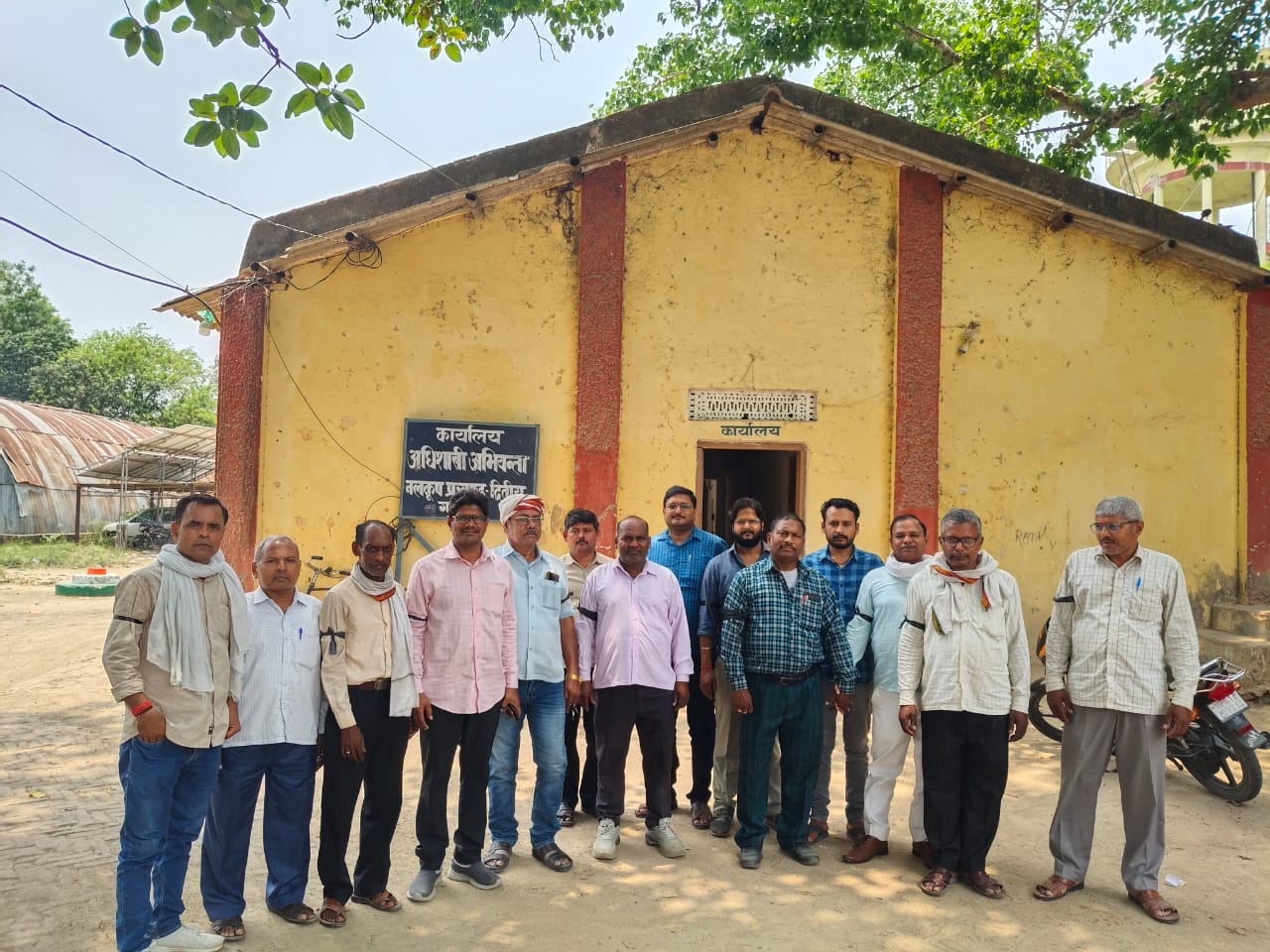 सिंचाई कर्मियों ने काली पट्टी बांध किया विरोध