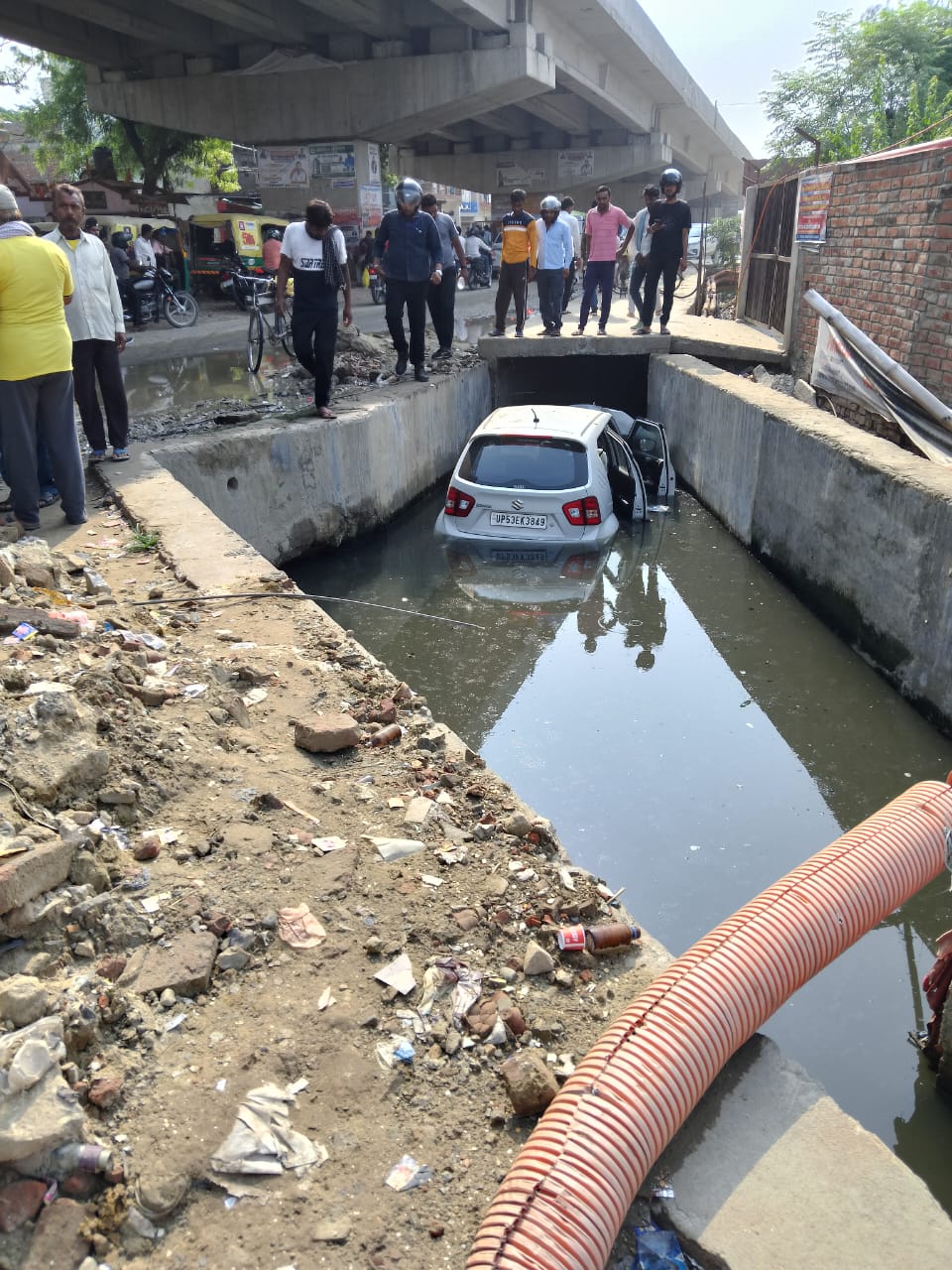 मेडिकल कॉलेज रोड स्थित खजांची चौराहे पर एक तेज़ रफ्तार वाहन नियंत्रण खो बैठा और सीधे नाले में जा घुसा।