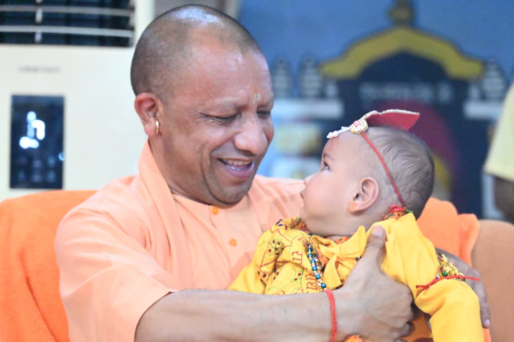 गोरखपुर गोरखनाथ मंदिर मे महायोगी गोरखनाथ बाबाका दर्शन पूजा पाठ और  गुरु जनो का आशीर्वाद लिया