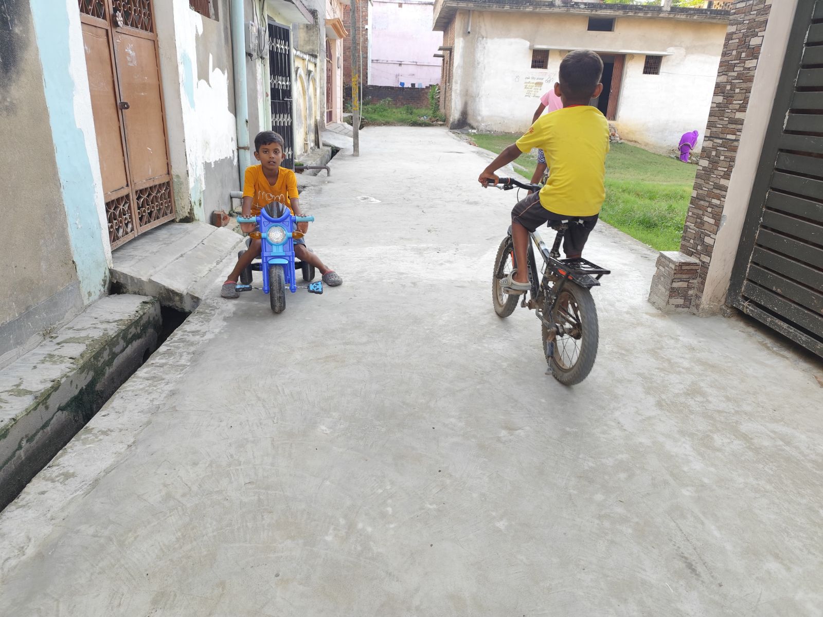 SI न्यूज की रिपोर्ट का असर! जर्जर सड़क और नाले का हुआ निर्माण, लोगों ने जताया आभार
