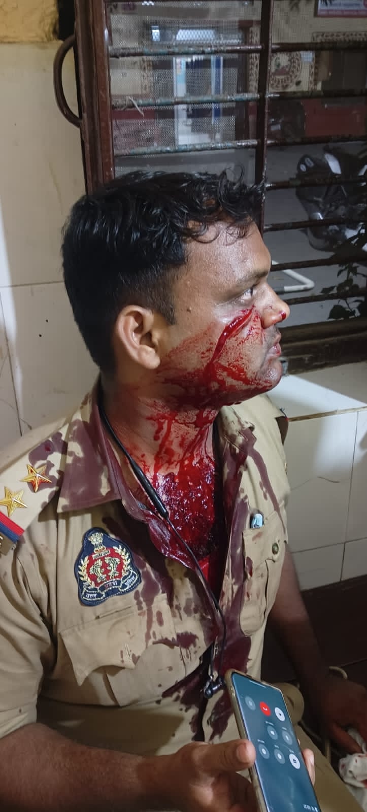 थाना खोराबार जनपद गोरखपुर में तैनात दरोगा पर चाकू से हमला