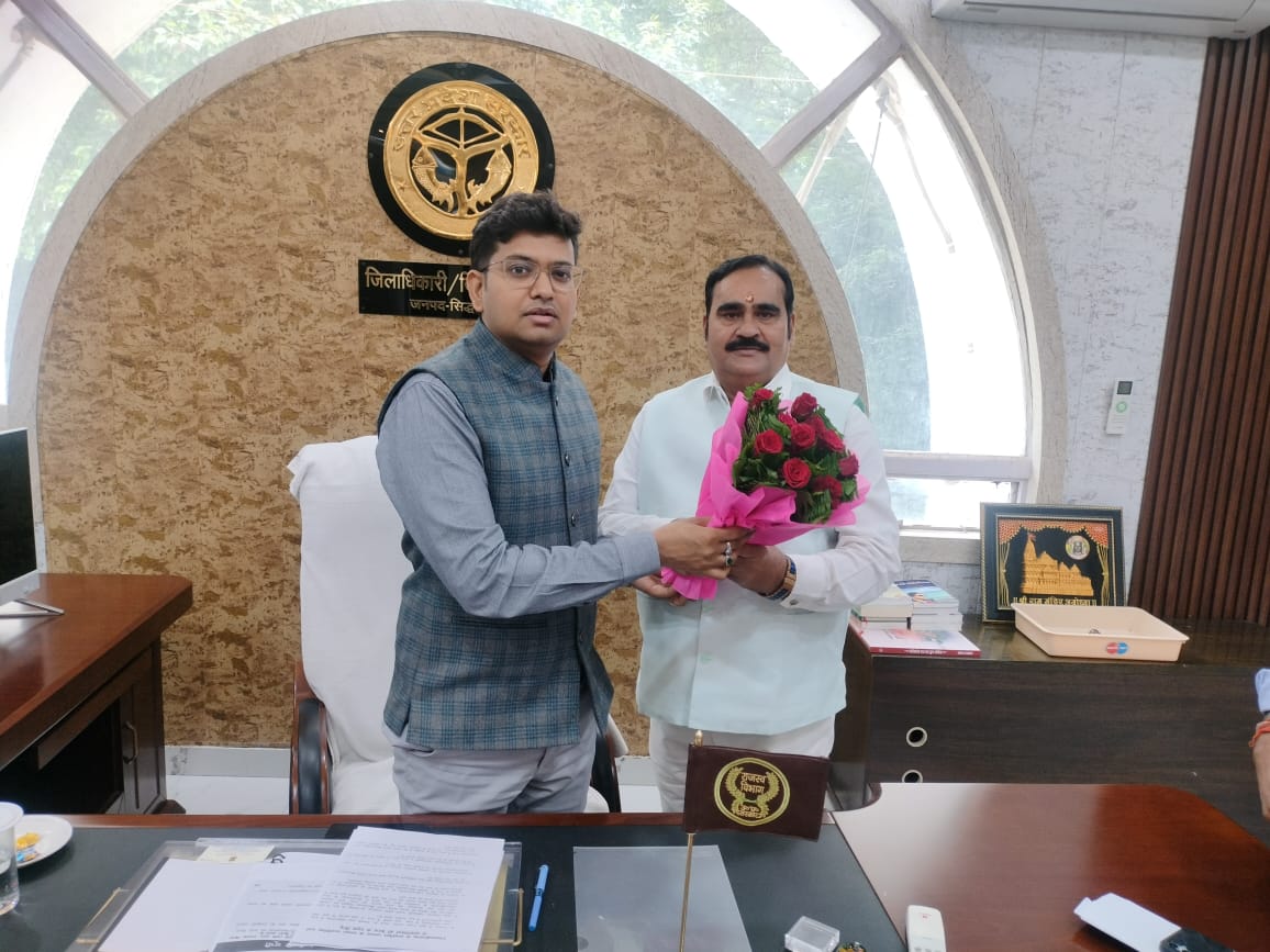 सिद्धार्थनगर के नवागत जिलाधिकारी राजा गणपति आर. जी. ने ग्रहण किया पदभार   पूर्व में देवरिया में CDO रह चुके हैं चर्चित अधिकारी