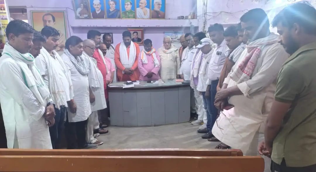 अहमदाबाद हवाई दुर्घटना पर कांग्रेस पार्टी ने की शोक सभा, सरकार से मृतक आश्रित परिवारों के लिए की मांग