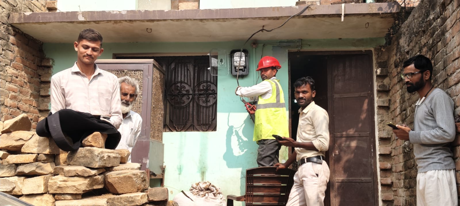 शंकरगढ़ में घर-घर लग रहे स्मार्ट मीटर, उपभोक्ताओं को बनाया जा रहा स्मार्ट