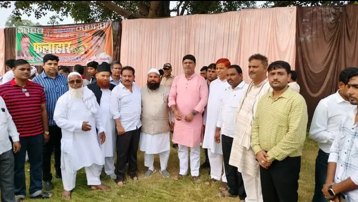 नौतनवा नगर पालिका के एक अतिथि गृह में नौतनवा विधायक के नेतृत्व में आयोजित फलाहार कार्यक्रम किया गया
