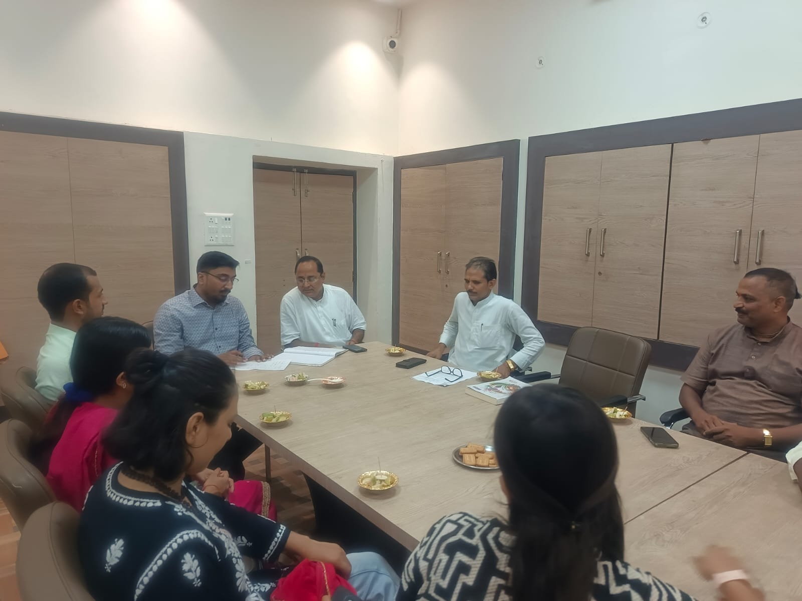 सरस्वती शिशु मंदिर में पूर्व छात्र परिषद की बैठक, महापुरुषों की मूर्तियां लगाने का निर्णय