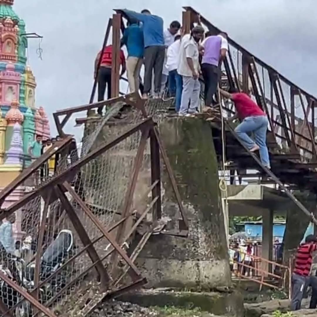पुणे के पास कुंदमाला में पुल हादसा: इंद्रायणी नदी पुल गिरने से 6 की मौत, 30–40 पर्यटक बहाए गए