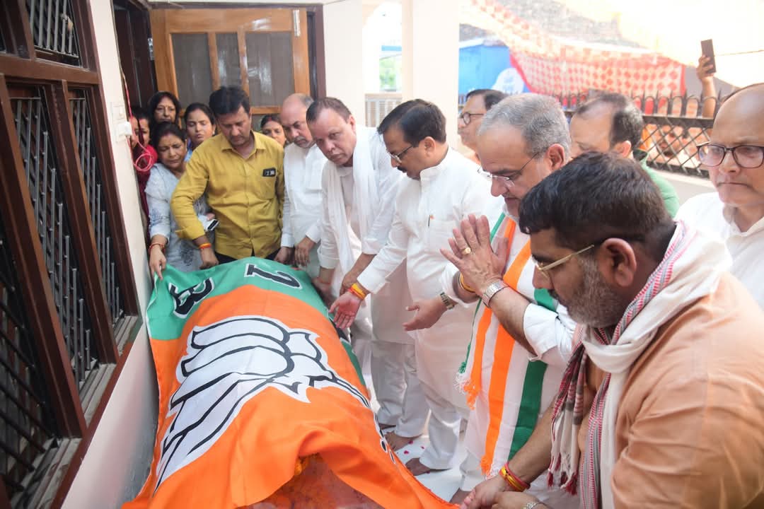 गोरखपुर भाजपा महानगर अध्यक्ष श्री देवेश श्रीवास्तव जी की अंतिम यात्रा में शामिल भाजपा कार्यकर्ता एवं महानगर वासी