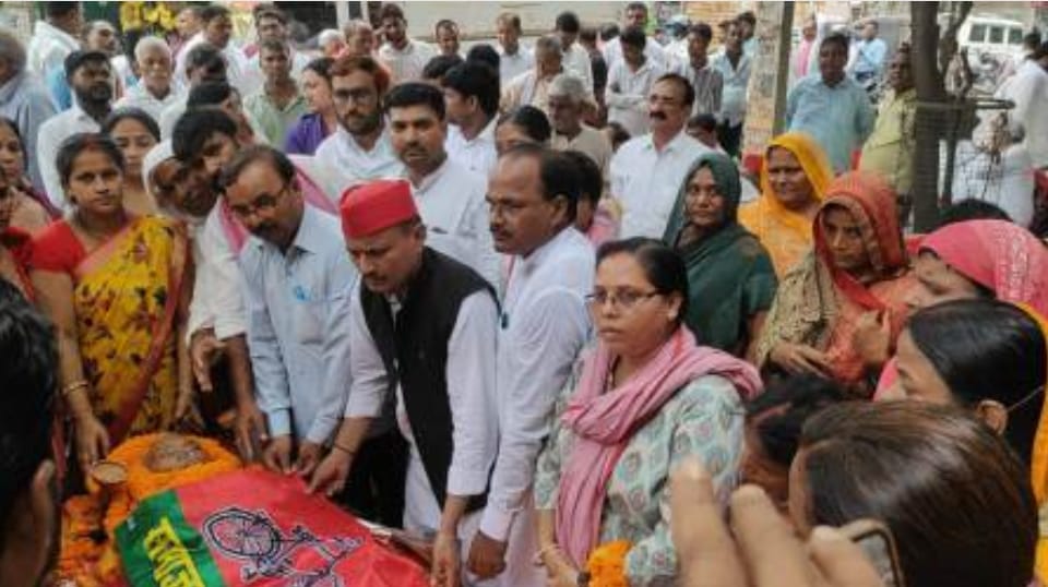 सपा के पूर्व एमएलसी को दी गई भावभीनी अंतिम विदाई बोले सपा जिलाध्यक्ष- जब तक सूरज चांद रहेगा,बच्चा बाबू तेरा नाम रहेगा