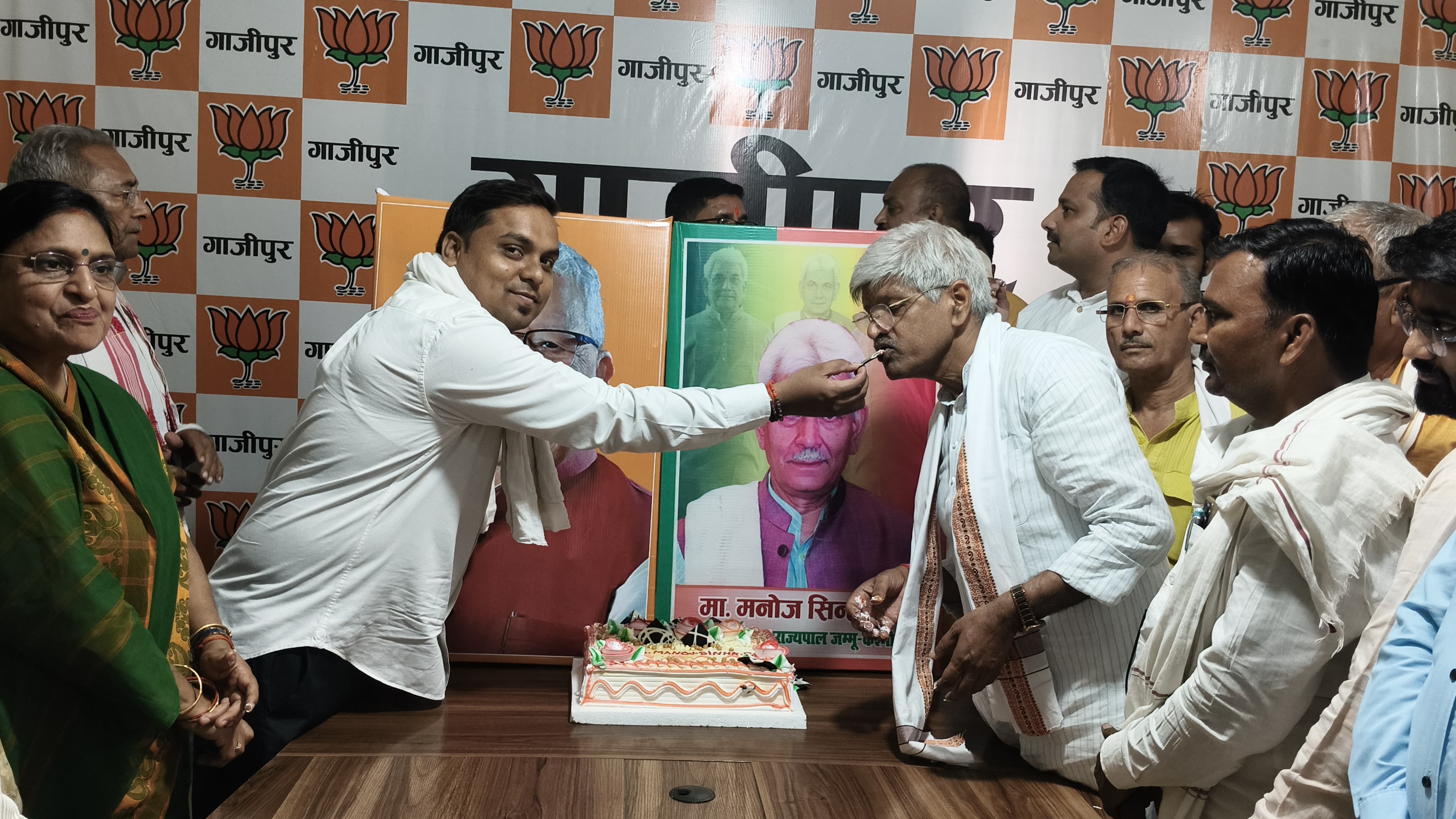 भाजपा कार्यालय में मनोज सिन्हा व कलराज मिश्र का जन्मदिन धूमधाम से मनाया गया