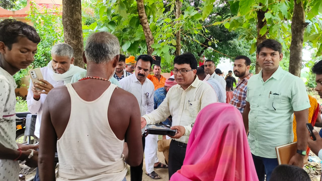बाढ़ पीड़ितों के बीच पहुंचा प्रशासन, तहसीलदार ने खुद बांटी राहत सामग्री
