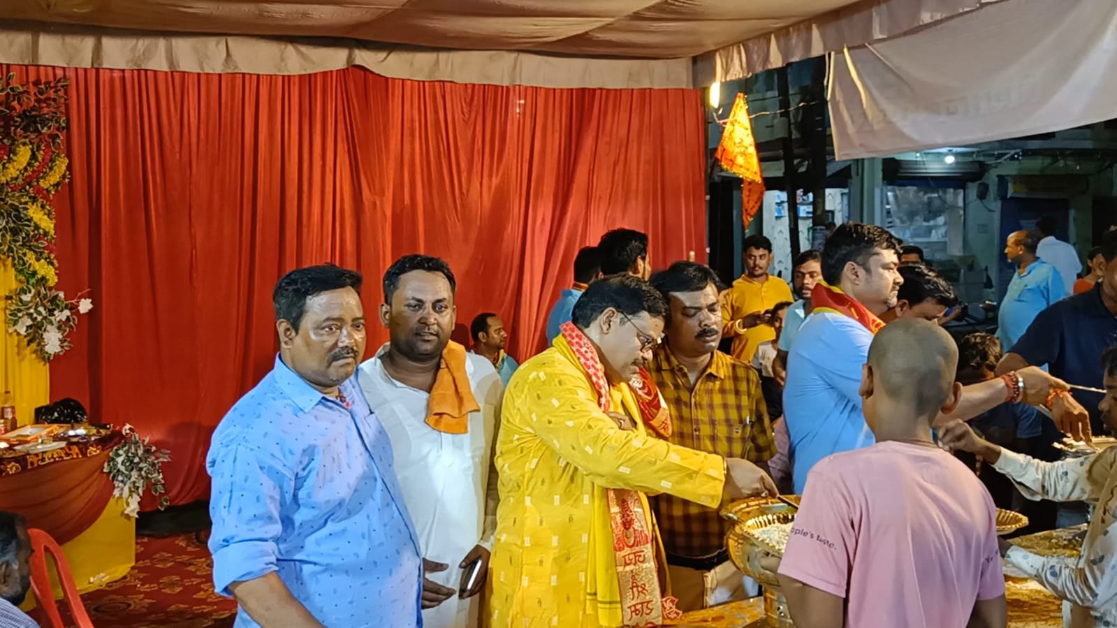 पूर्वांचल गणपति महोत्सव समिति द्वारा विशाल भंडारा आयोजन