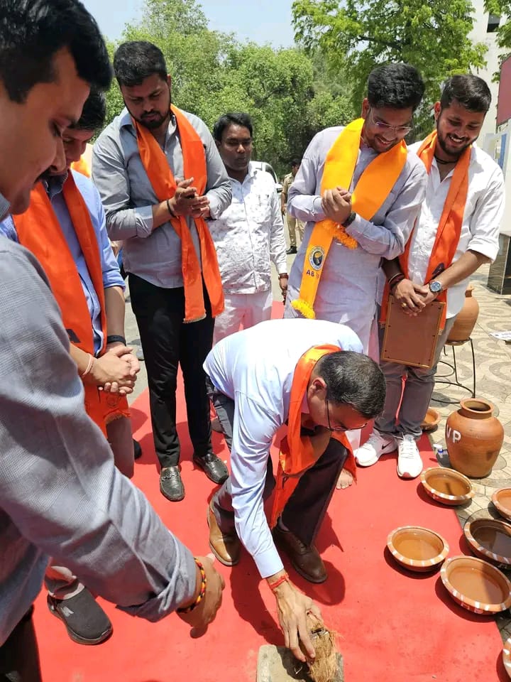 विश्वविद्यालय की व्यवस्था हुई फैल, अभाविप ने विद्यार्थियों हेतु लगाए 15 जल प्याऊ