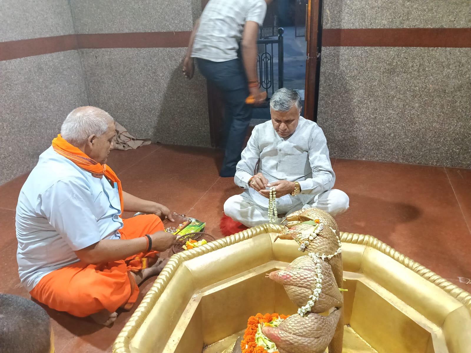 उत्तर प्रदेश सरकार के होमगार्ड मंत्री धर्मवीर प्रजापति  दो दिवसीय दौरे मे आज लखनऊ से चलकर सायं काल लोक निर्माण विभाग के अतिथि गृह पहुंचे